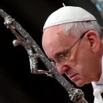 El papa Francisco sosiene el báculo de plata durante la homilía de la misa Crismal del Jueves Santo que celebró en la basílica de San Pedro, en la Ciudad del Vaticano, hoy, jueves 17 de abril de 2014. 