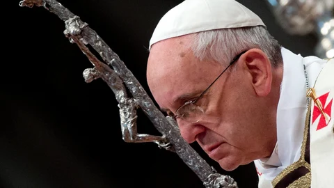 El papa Francisco sosiene el báculo de plata durante la homilía de la misa Crismal del Jueves Santo que celebró en la basílica de San Pedro, en la Ciudad del Vaticano, hoy, jueves 17 de abril de 2014.