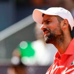 Djokovic intenta ver por dónde se le escapó una bola ante Arnaldi en la Caja Mágica