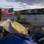 Un hombre sin hogar acampado en Estados Unidos