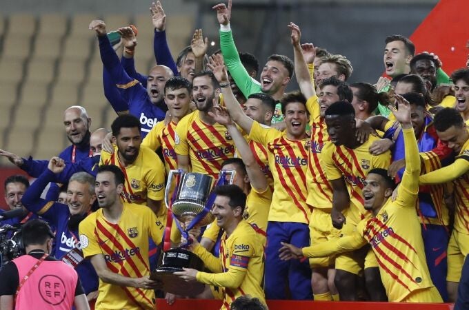 Barcelona players hold the trophy as they celebrate after winning the Spanish Copa del Rey final 2021 against Athletic Bilbao at La Cartuja stadium in Seville, Spain, Saturday April 17, 2021. (AP Photo/Angel Fernandez)