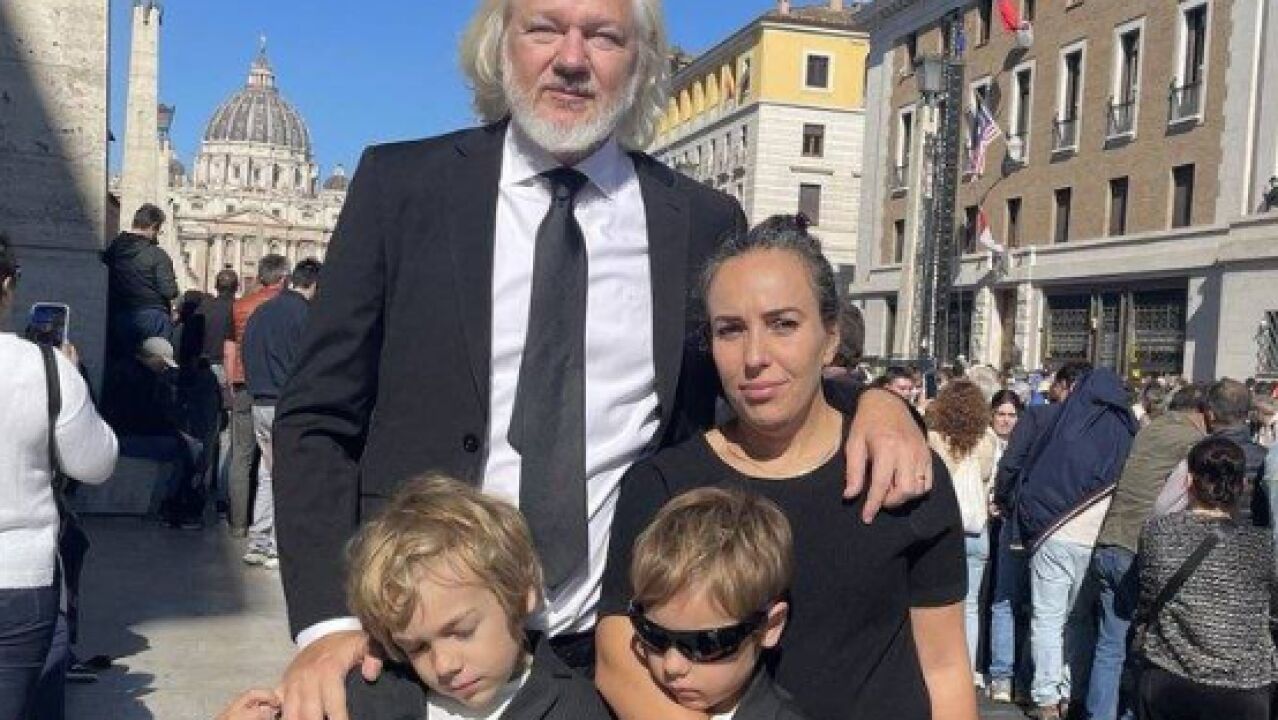 Qué hace Assange en el funeral del Papa Francisco? Este es el motivo