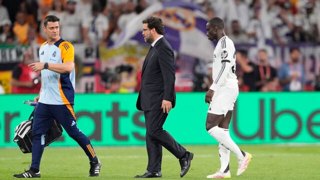 Mendy se retiró lesionado nada más empezar la final de la Copa del Rey