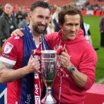 Ryan Reynolds y Ollie Palmer posan con el trofeo al final del partido frente al Charlton Athletic