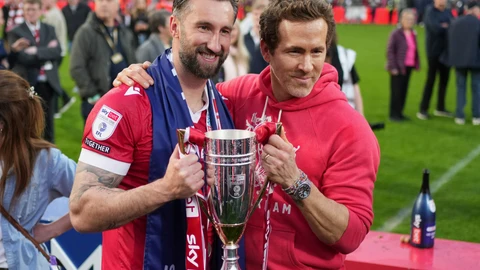 Ryan Reynolds y Ollie Palmer posan con el trofeo al final del partido frente al Charlton Athletic