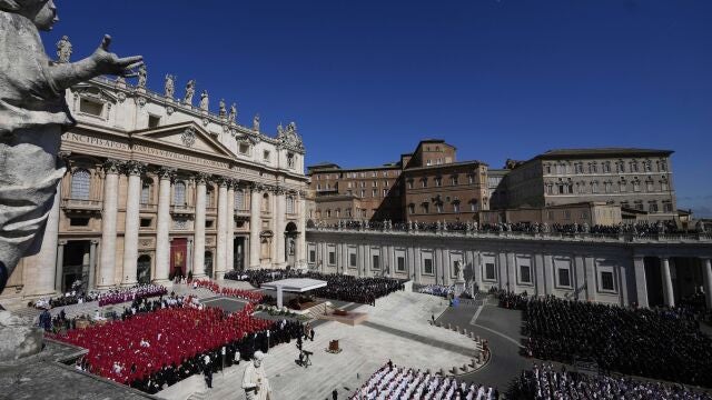 La Plaza de San Pedro durante la misa exequial del Papa Francisco 