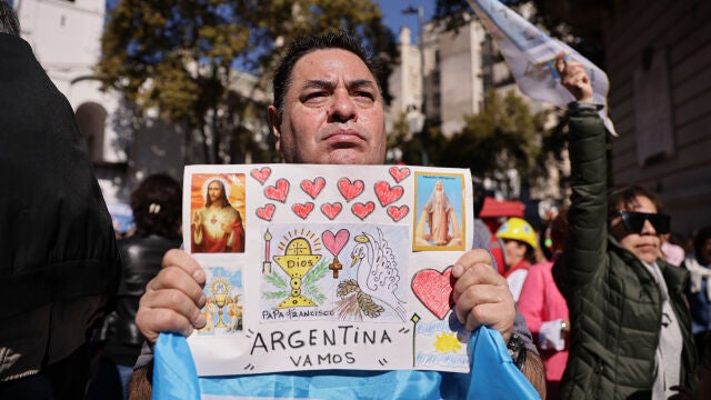 Un hombre sostiene un dibujo durante un acto en honor al papa Francisco en Buenos Aires