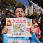 Un hombre sostiene un dibujo durante un acto en honor al papa Francisco en Buenos Aires