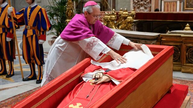 Los cuatro símbolos secretos en el ataúd del Papa Francisco