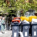Aglutinación de basura en el centro de la ciudad, a 24 de abril de 2025, en Madrid (España). Madrid afronta su tercer día de huelga de basuras pero con el compromiso de reanudar las conversaciones entre la representación sindical de los trabajadores y las empresas concesionarias del servicio de recogida pronto. 