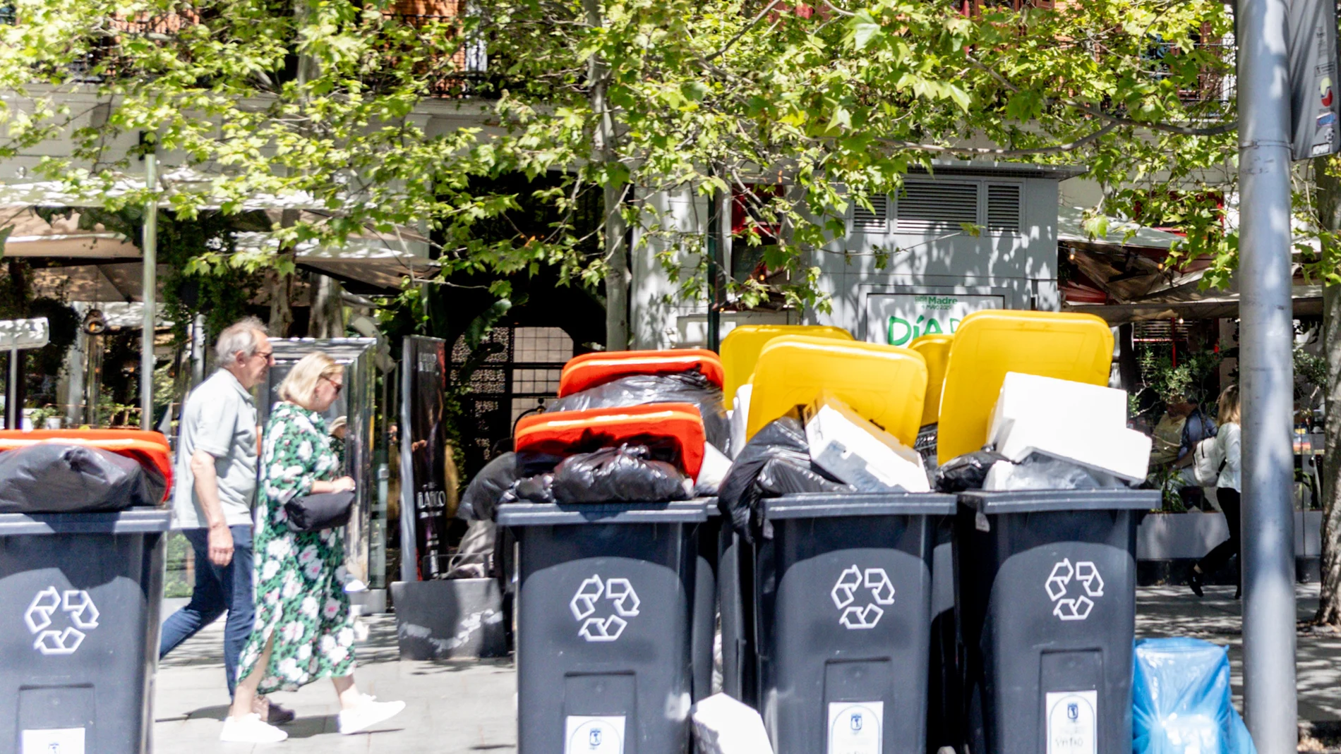 Aglutinación de basura en el centro de la ciudad, a 24 de abril de 2025, en Madrid (España). Madrid afronta su tercer día de huelga de basuras pero con el compromiso de reanudar las conversaciones entre la representación sindical de los trabajadores y las empresas concesionarias del servicio de recogida pronto.