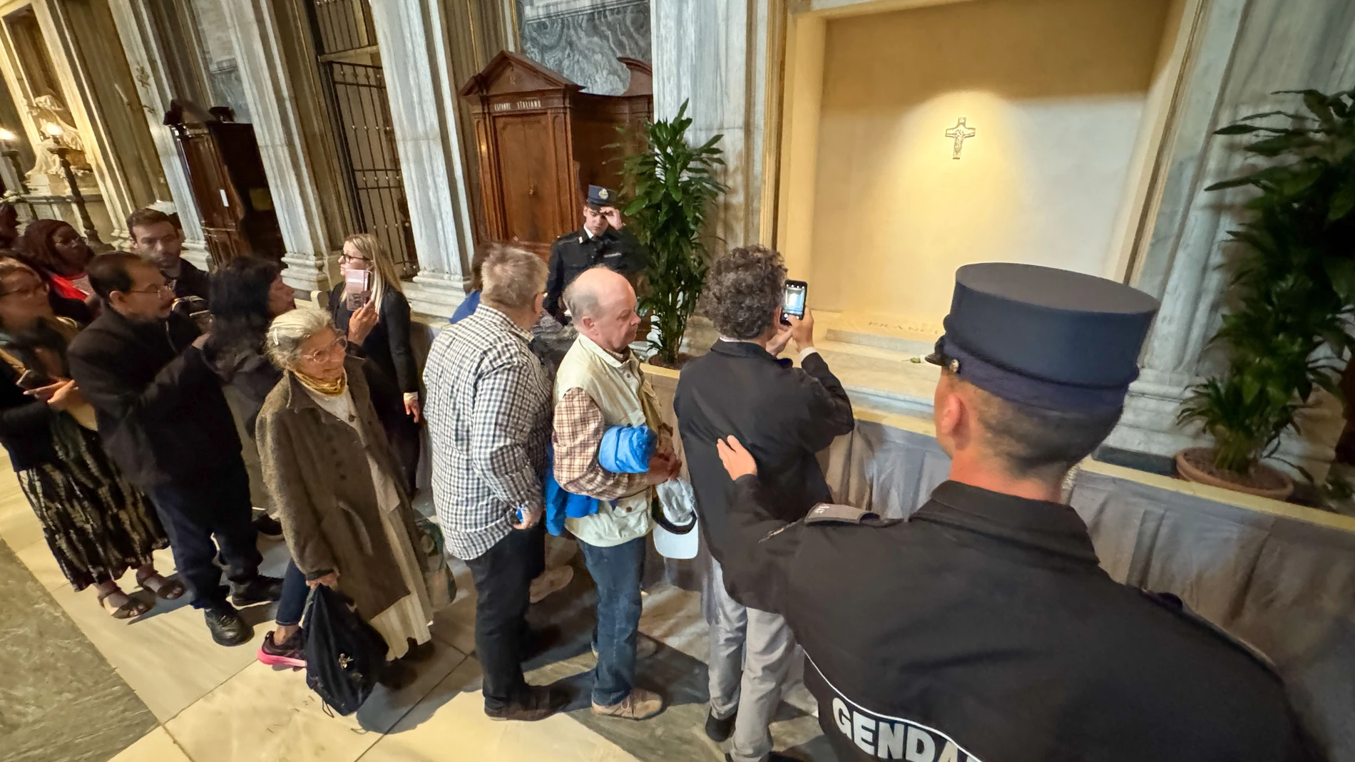 ROMA (ITALIA), 27/04/2025.- Cientos de fieles visitan la tumba del papa Francisco en la basílica de Santa María la Mayor de Roma que abre sus puertas este domingo a primera hora. EFE/ Daniel Cáceres