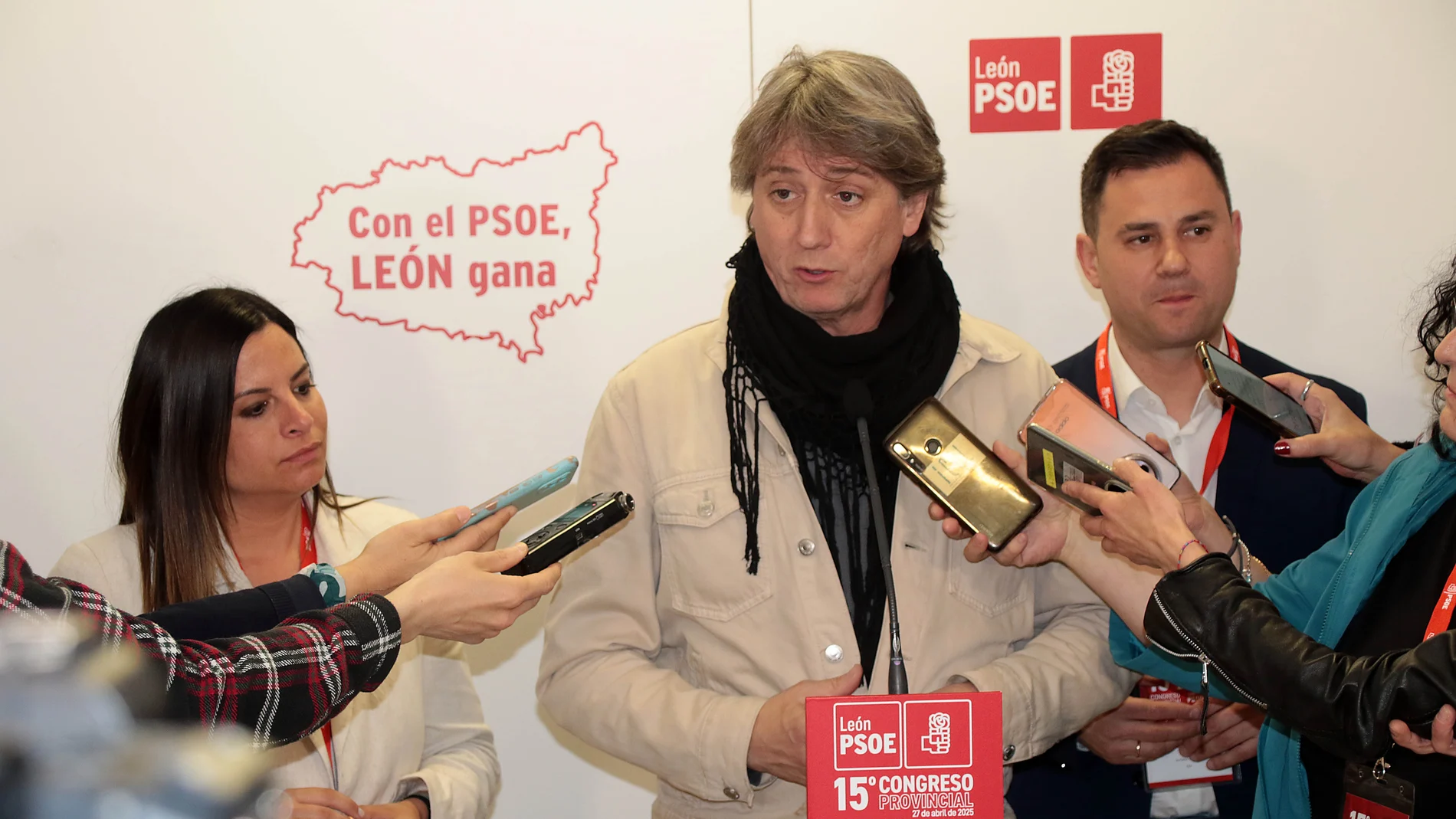 Carlos Martínez atiende a los medios en León