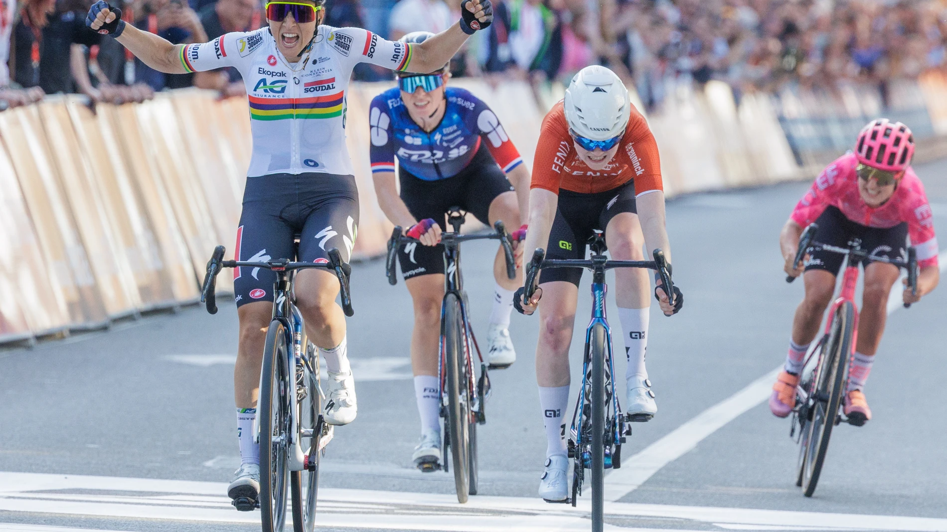 LIEGE (Belgium), 27/04/2025.- Kimberley Le Court Pienaar of Mauritius, UCI Women's WorldTeam AG Insurance–Soudal, crosses the finish line to win the Liege Bastogne Liege cycling classic race for Elite Women over 152,9 km from Bastogne to Liege, Belgium, 27 April 2025. (Ciclismo, Bélgica, Mauricio, Lieja) EFE/EPA/OLIVIER MATTHYS