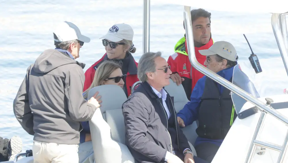 El Rey Juan Carlos y la Infanta Elena disfrutan de una nueva jornada de regatas