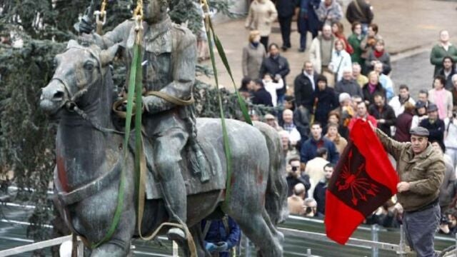 Retirada de la estatua ecuestre de Franco en Santander en 2008