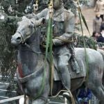 Retirada de la estatua ecuestre de Franco en Santander en 2008