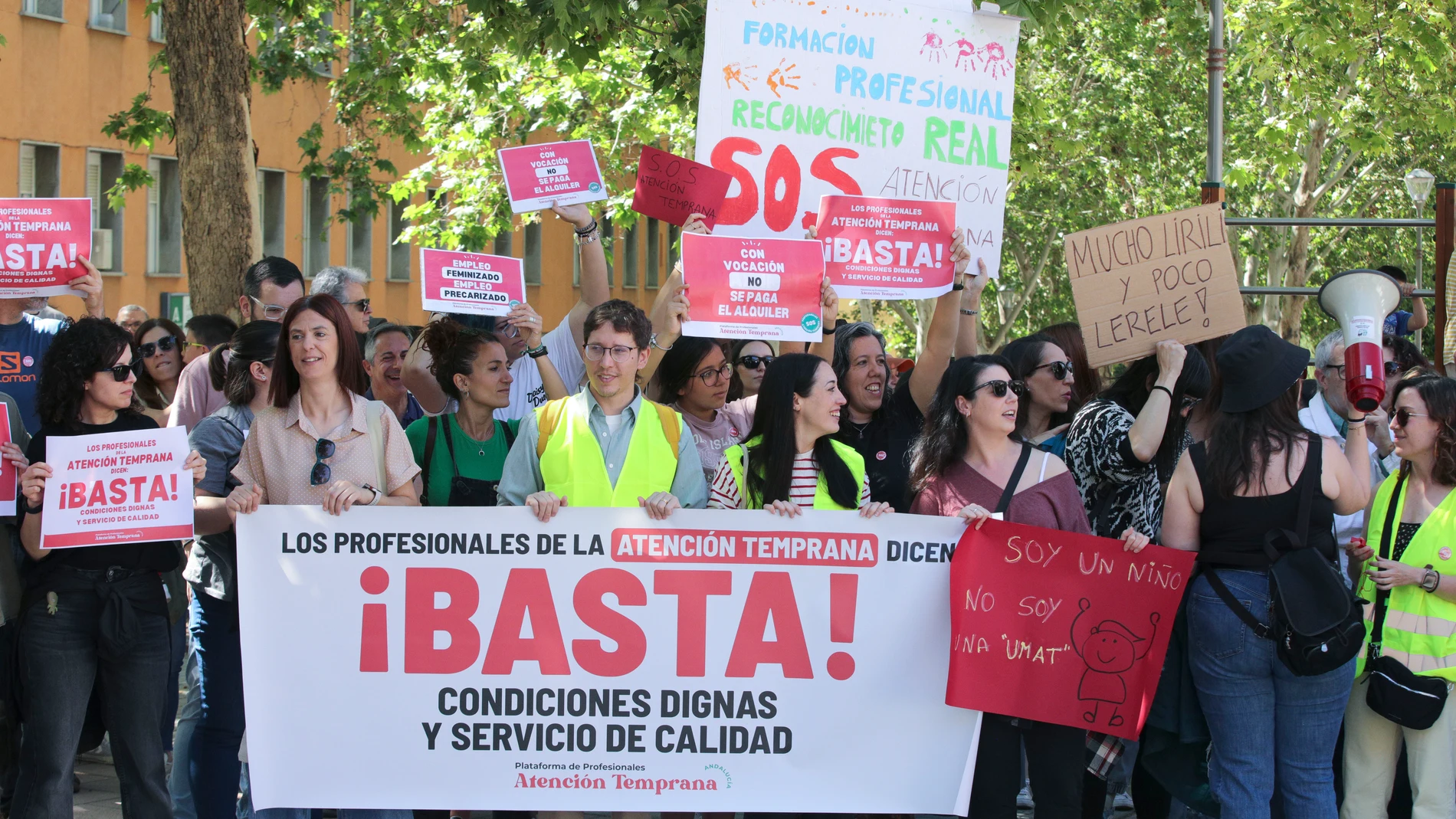 GRANADA (ESPAÑA), 27/04/2025.- La plataforma de profesionales de atención temprana se concentran frente a la delegación de Salud de la Junta de Andalucía en Granada para reclamar condiciones laborales dignas y un servicio de calidad. EFE/Pepe Torres.