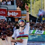 Tadej Pogacar celebra la victoria en la Lieja-Bastoña-Lieja