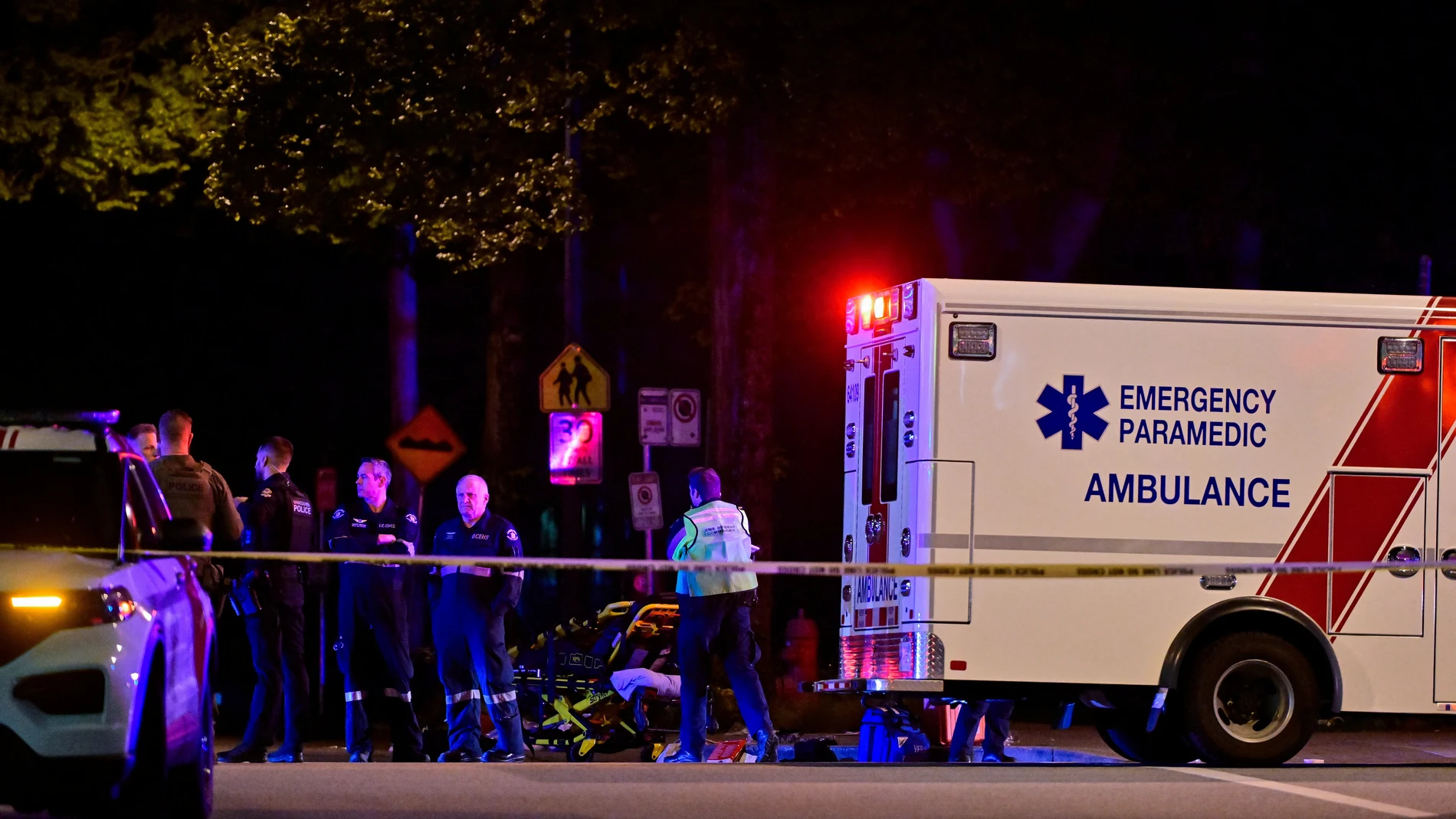 Una ambulancia permanece en el lugar de la fiesta comunitaria Lapu Lapu Day, donde un vehículo arrolló a una multitud, causando varias muertes en Vancouver, Columbia Británica, Canadá.