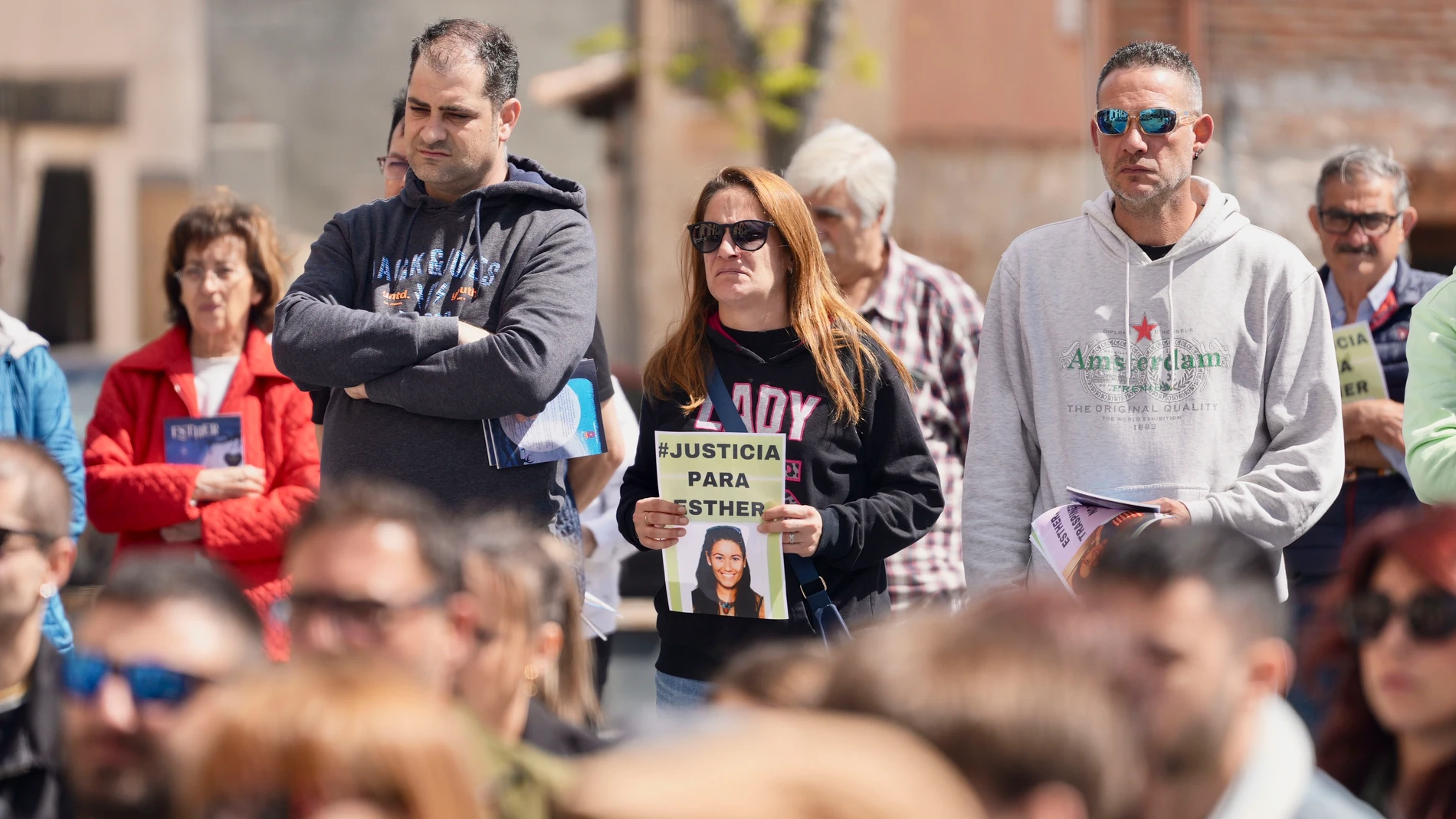 TRASPINEDO (VALLADOLID) 27/04/2025.- Una asistente pide justicia para Esther López, la vecina de Traspinedo desaparecida el 12 de enero de 2022 y cuyo cadáver apareció el 5 de febrero de ese año, durante la presentación de un poemario a la memoria de "la chica de la eterna sonrisa" que ha tenido lugar este domingo en la plaza Mayor de este municipio vallisoletano y al que han acudido un centenar de personas. EFE/R.García