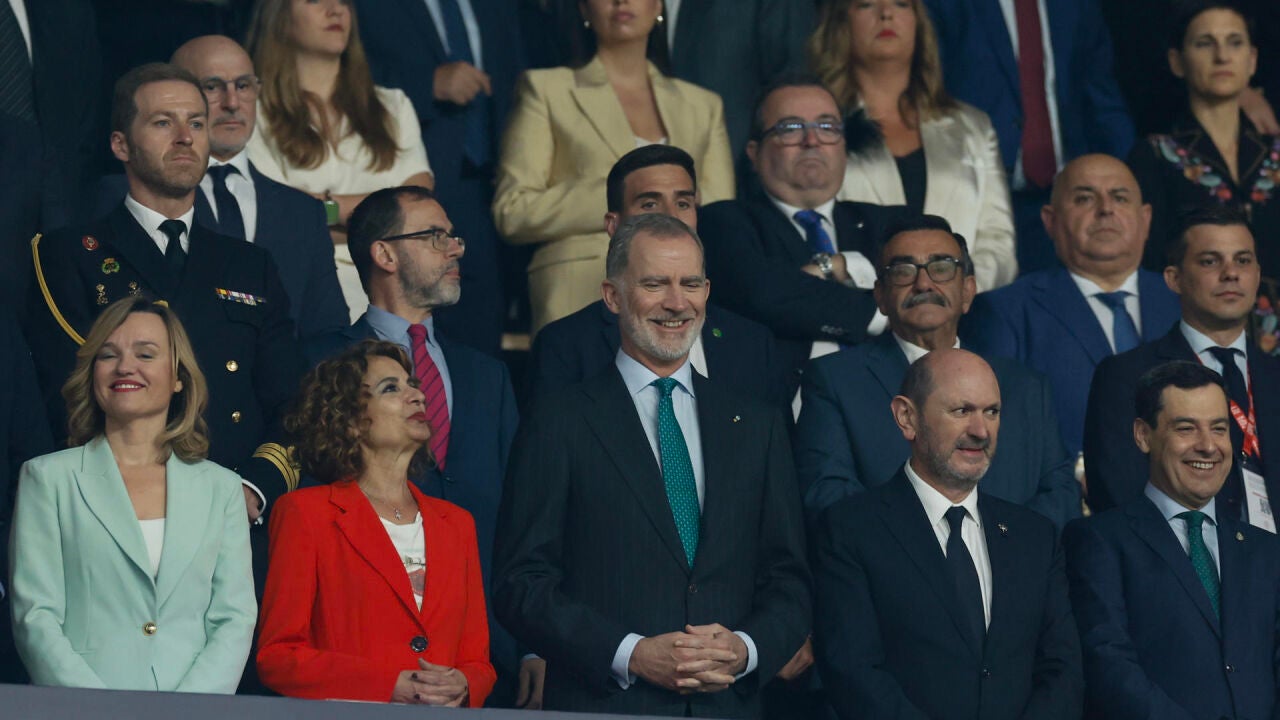 Montero, segunda autoridad en el palco de la Copa del Rey por delante de  Juanma Moreno, que ve un "exceso" la actitud del Gobierno para "desplazarle"