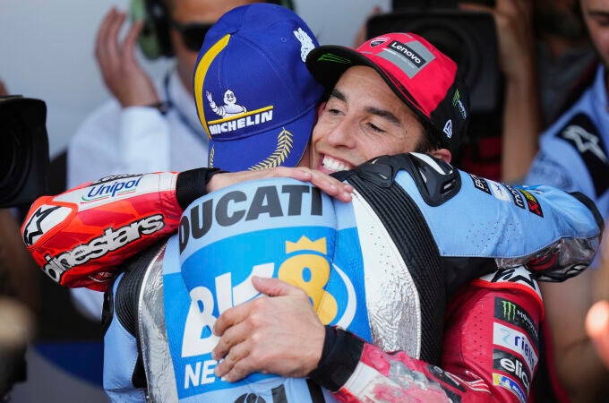 Marc Márquez felicita a su hermano Álex en Jerez