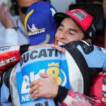 Marc Márquez felicita a su hermano Álex en Jerez