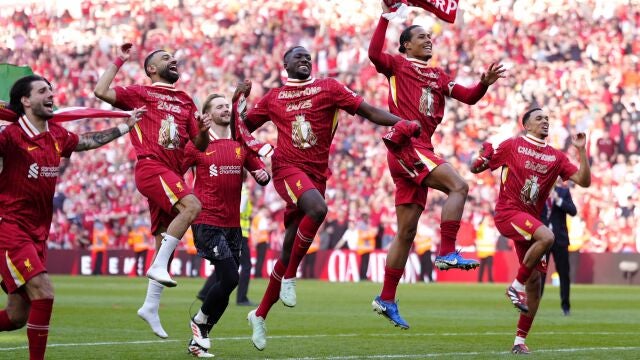 Los jugadores del Liverpool celebran con su afición el título de la Premier