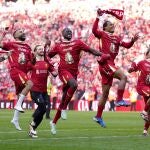 Los jugadores del Liverpool celebran con su afición el título de la Premier