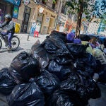 Ambiente en las calles de Madrid durante el sexto día de huelga de basuras. Los trabajadores avalan poner fin 