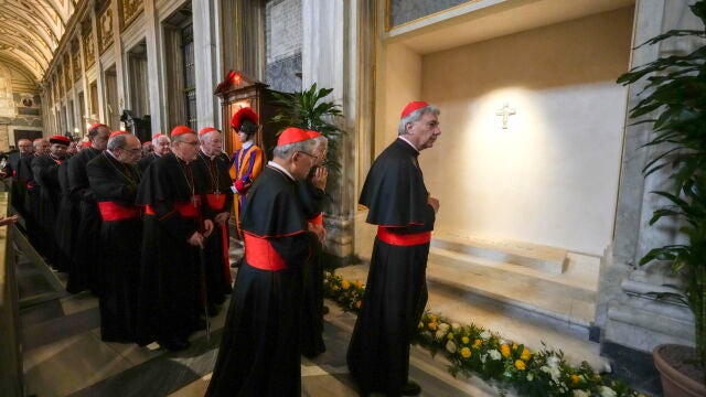 Los cardenales rezan ante la tumba del Papa Francisco