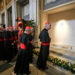 Los cardenales rezan ante la tumba del Papa Francisco