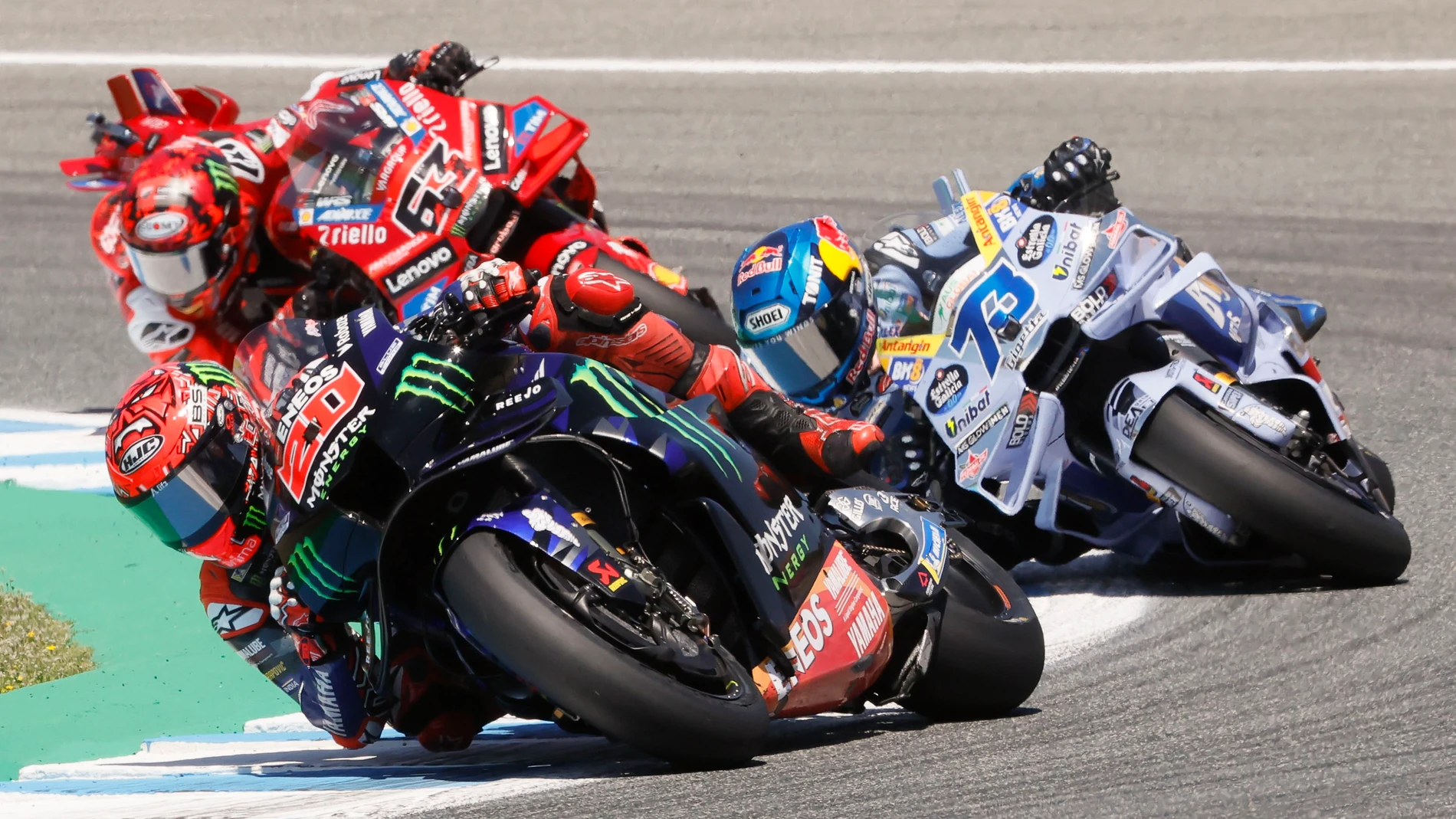 JEREZ DE LA FRONTERA (CÁDIZ), 27/04/2025.- El piloto francés Fabio Quartararo (i) (Monster Energy Yamaha MotoGP ) durante la carrera de MotoGP del Gran Premio de España MotoGP 2025 en el circuito 'Ángel Nieto' de Jerez de la Frontera este domingo. EFE/José Manuel Vidal