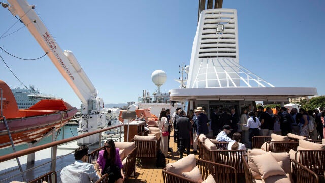 Varias personas en el buque Ocean Victory