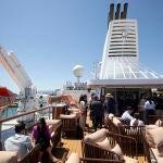Varias personas en el buque Ocean Victory