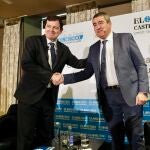 Mañueco junto al director de El Mundo- Diario de Castilla y León, Pablo Lago, antes del foro