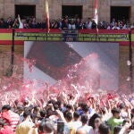 Miles de benaventanos desafían al apagón y al sol para pedir el Toro Enmaromado de 2025