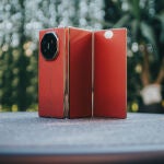 El HUAWEI Mate XT, en color rojo