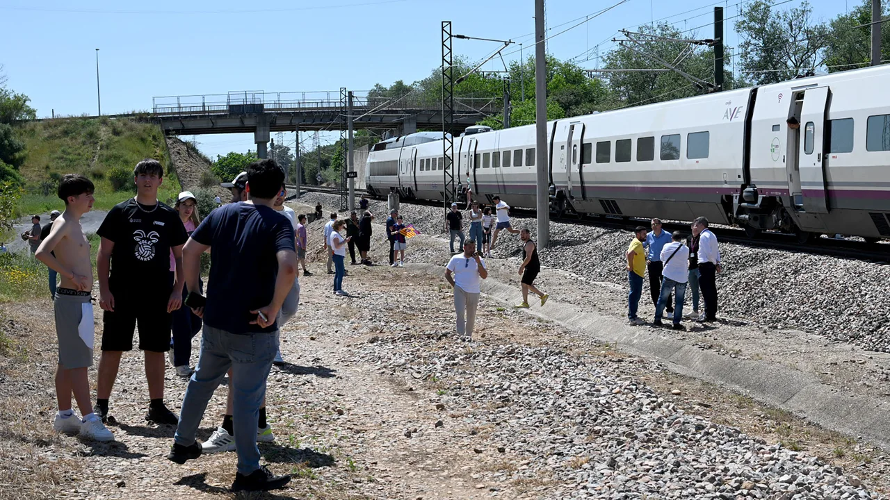 Sánchez deja tirados a los pasajeros del Ave: "Nos han dejado sin medio de  transporte para llegar a casa"