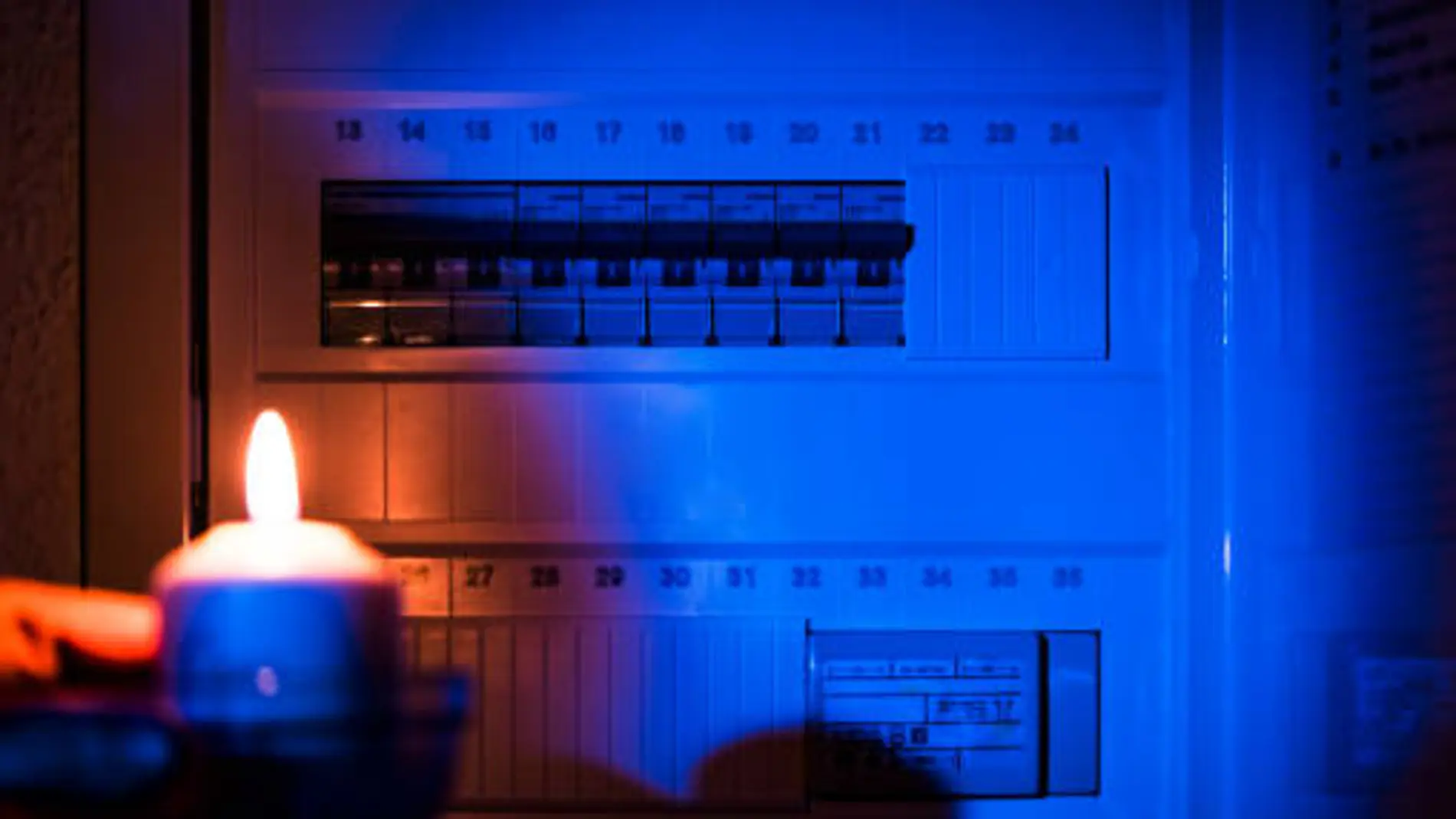 Estos son los objetos imprescindibles que debes tener en casa ante un apagón eléctrico