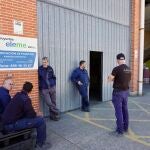 Trabajadores de una empresa en Valladolid esperan que regrese la luz