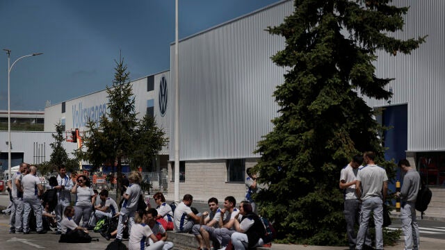 Trabajadores de la planta de Wolkswagen Navarra, en el exterior después de que se tuviera que interrumpir la producción