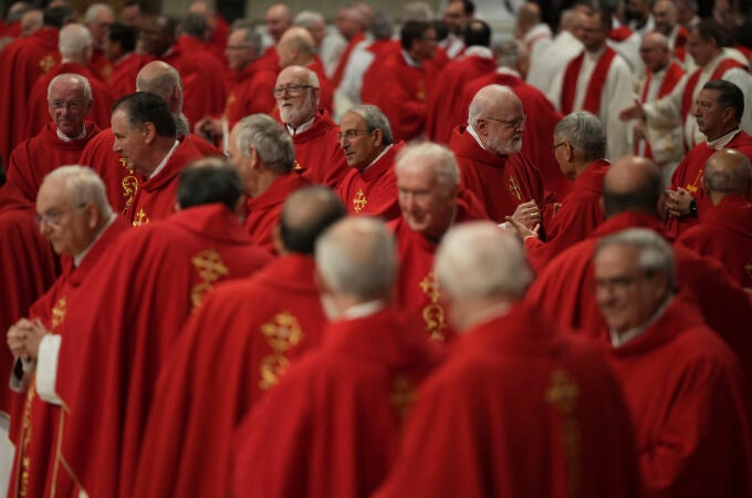 Cardenales asisten a una misa en el tercero de los nueve días de luto por el fallecido papa Francisco, en la Basílica de San Pedro del Vaticano
