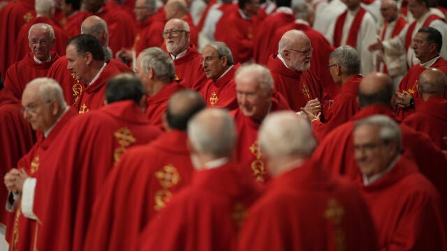 Cardenales asisten a una misa en el tercero de los nueve días de luto por el fallecido papa Francisco, en la Basílica de San Pedro del Vaticano