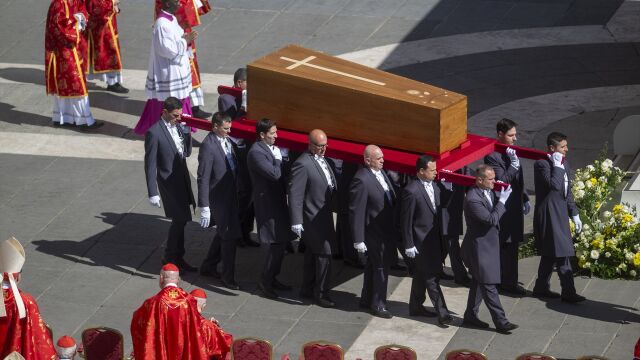Salida del féretro del Papa de la Basílica de San Pedro durante el funeral