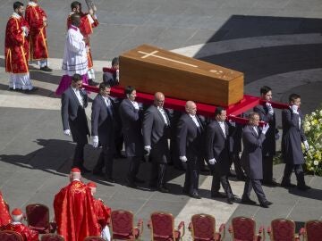 Salida del féretro del Papa de la Basílica de San Pedro durante el funeral