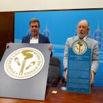 El concejal de Turismo y Patrimonio de Ponferrada, Iván Alonso (I), junto al presidente de la Delegación en Ponferrada del Colegio Oficial de Arquitectos de León, Jesús Gorostiza (D), durante la presentación del proyecto turístico Ciudad del Dólar