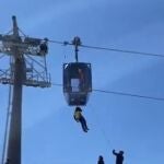 Espectacular rescate de 16 personas atrapadas en una telecabina de Sierra Nevada por el corte eléctrico