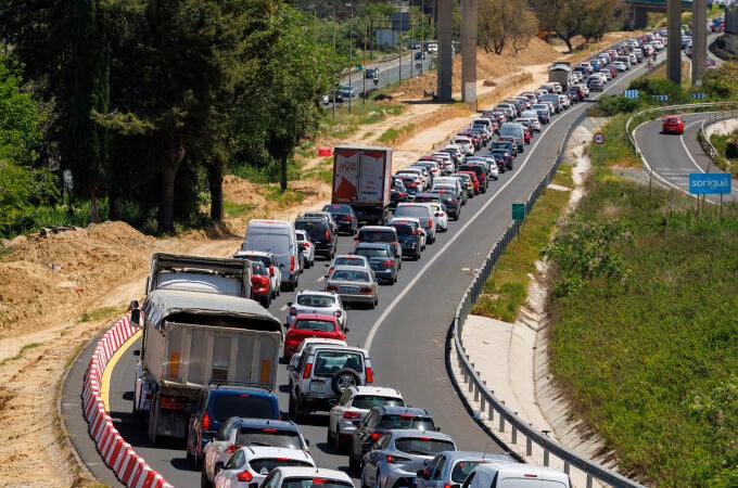 Operación salida 1 de agosto, en directo: tráfico, atascos, retenciones, alertas de la DGT, radares y estado de las carreteras 